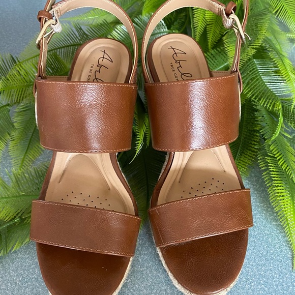 Brown wedged sandal - Picture 2 of 4